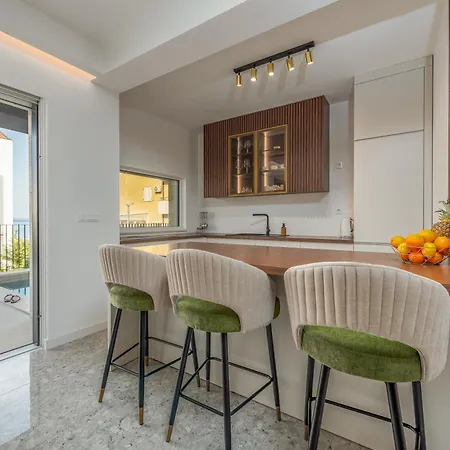 Crowonder Luxury Optasia