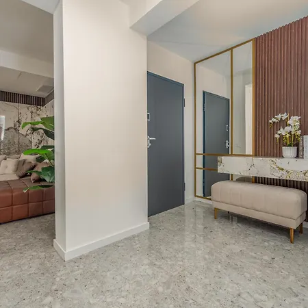 Crowonder Luxury Optasia