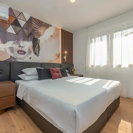 Crowonder Luxury Optasia