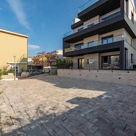 Crowonder Luxury Optasia