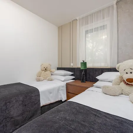 Crowonder Luxury Optasia