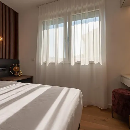 Crowonder Luxury Optasia